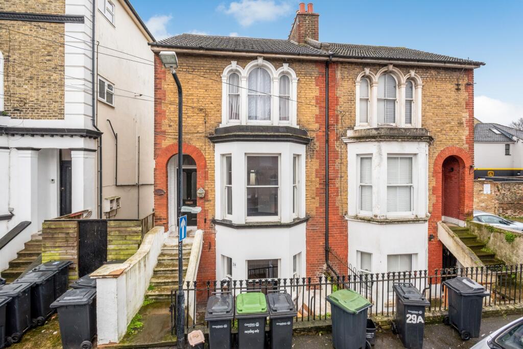 2 bed 1st Floor Flat for rent in Gravesend. From Ashton Reeves - Kent