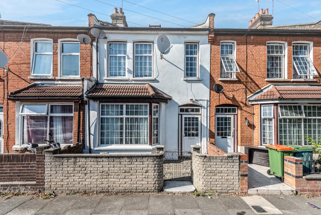5 bed Detached for rent in East Ham. From Bairstow Eves - Leytonstone 5 bed Detached for rent in East Ham. From Bairstow Eves - Leytonstone