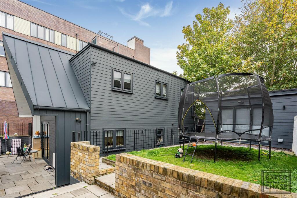 4 bed Detached for rent in Edmonton. From Baker and Chase - London Borough of Enfield