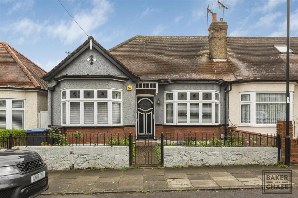 2 bed Semi-detached bungalow for rent in Crews Hill. From Baker and Chase - London Borough of Enfield
