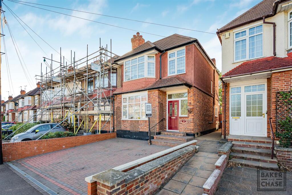 3 bed End of Terrace for rent in Crews Hill. From Baker and Chase - London Borough of Enfield 3 bed End of Terrace for rent in Crews Hill. From Baker and Chase - London Borough of Enfield