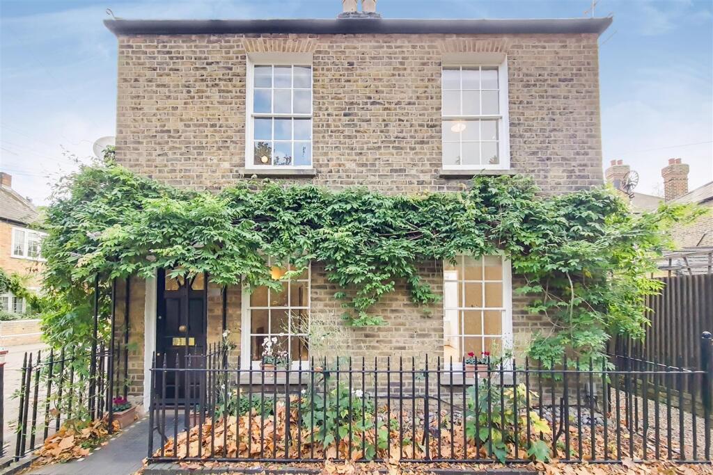 2 bed Detached for rent in Crews Hill. From Baker and Chase - London Borough of Enfield 2 bed Detached for rent in Crews Hill. From Baker and Chase - London Borough of Enfield