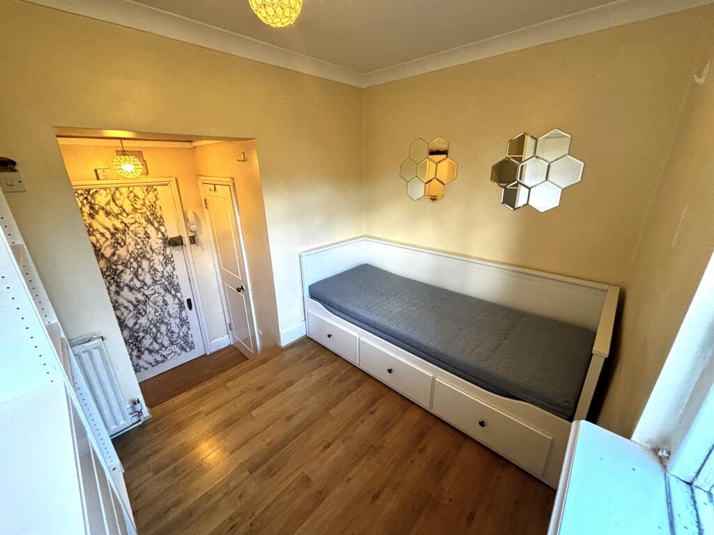 4 bed Apartment for rent in Kensington. From Barnard Marcus Lettings - Earls Court Lettings