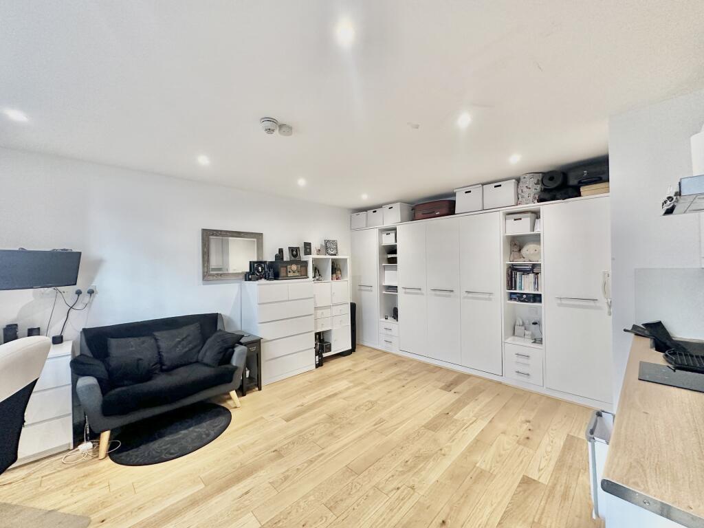 4 bed 1st Floor Flat for rent in Chelsea. From Barnard Marcus Lettings - Earls Court Lettings