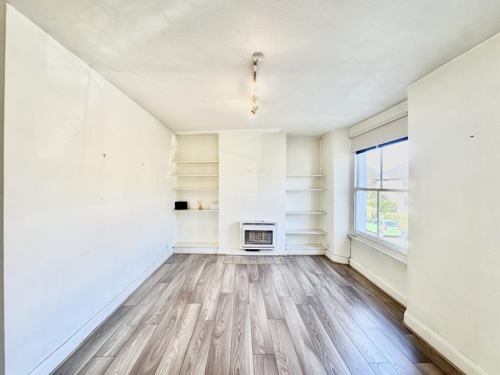 1 bed 1st Floor Flat for rent in Fulham. From Barnard Marcus Lettings - Earls Court Lettings