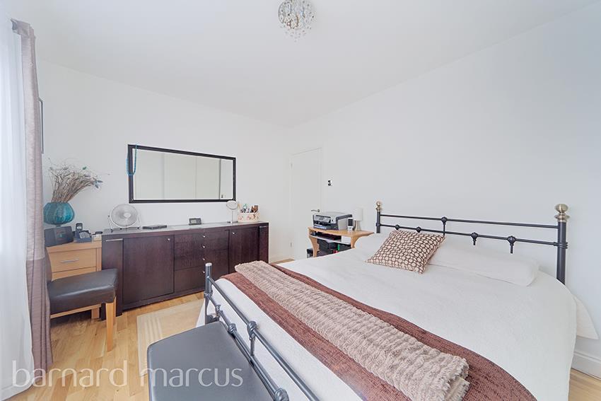 2 bed Apartment for rent in Fulham. From Barnard Marcus Lettings - Earls Court Lettings