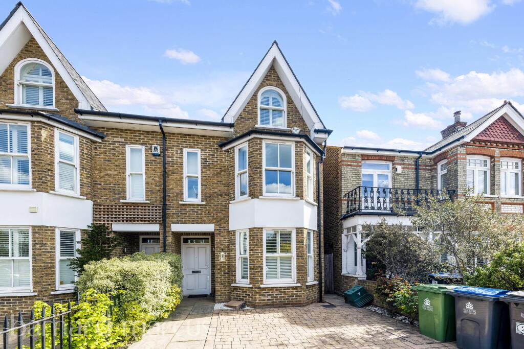 4 bed Detached for rent in Kingston upon Thames. From Barnard Marcus Lettings - Surbiton Lettings