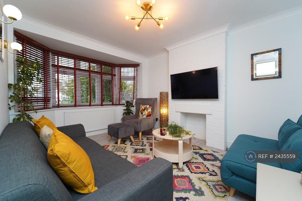 3 bed Detached for rent in Walton-on-Thames. From Barnard Marcus Lettings - Surbiton Lettings