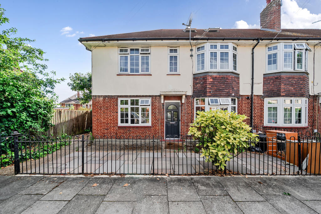 3 bed 1st Floor Flat for rent in London. From Barnard Marcus - Earlsfield