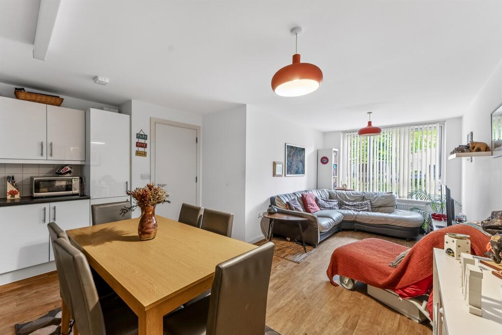 2 bed 1st Floor Flat for rent in Wandsworth. From Barnard Marcus - Earlsfield