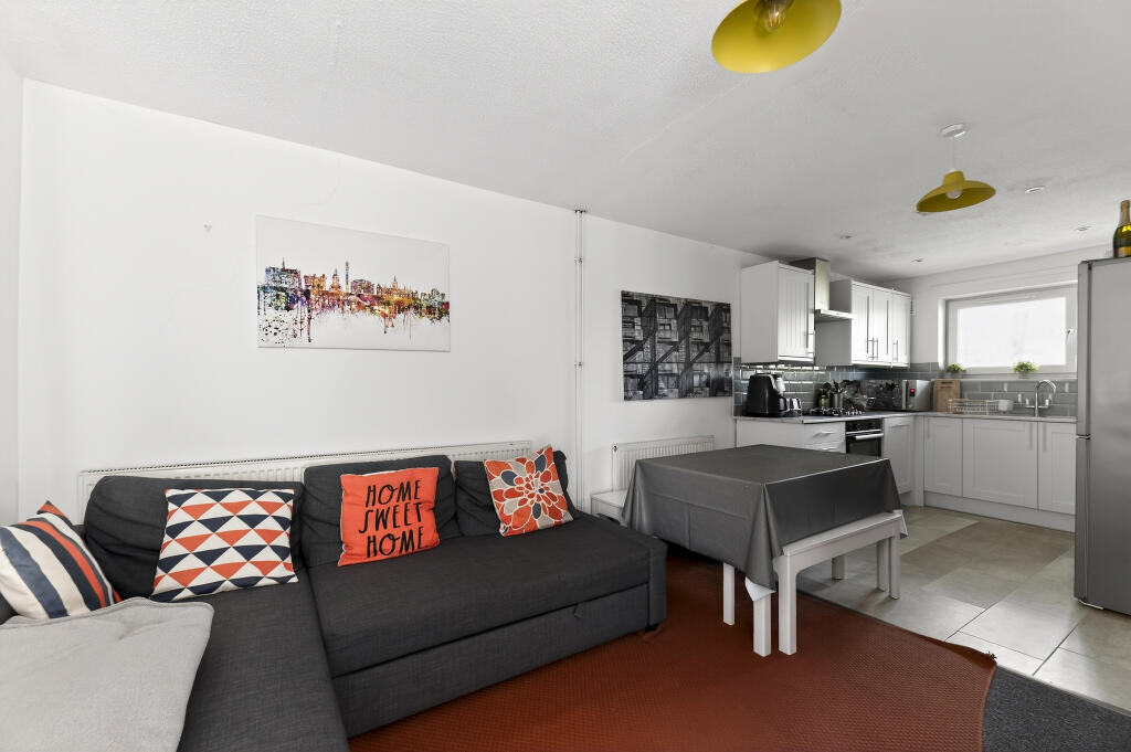 4 bed 1st Floor Flat for rent in Wimbledon. From Barnard Marcus - Earlsfield