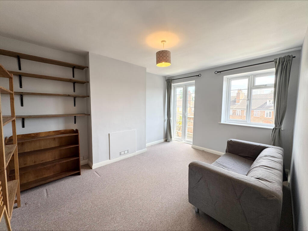3 bed 1st Floor Flat for rent in London. From Barnard Marcus - Earlsfield
