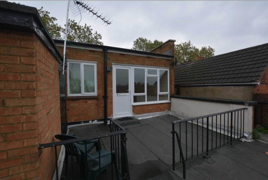 2 bed Apartment for rent in Milton Keynes. From Beasley & Partners - Woburn Sands 2 bed Apartment for rent in Milton Keynes. From Beasley & Partners - Woburn Sands
