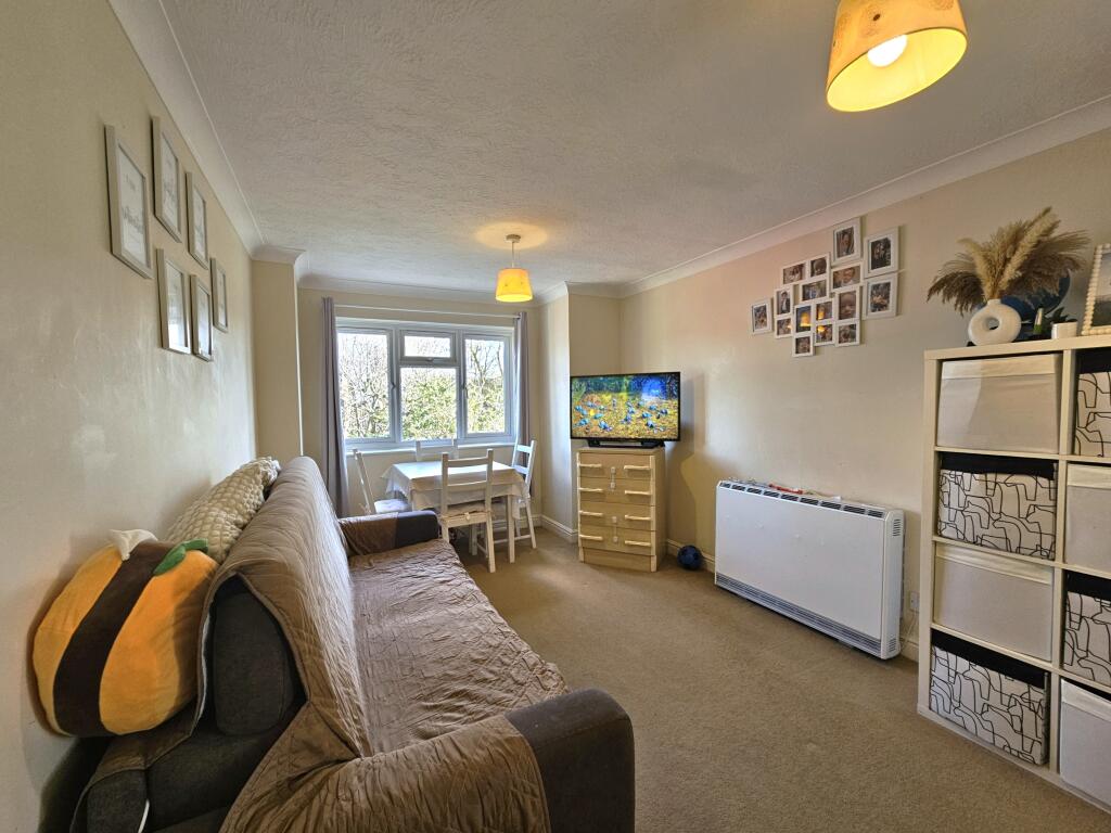 1 bed 1st Floor Flat for rent in Stoneleigh. From Belvoir Sales - Sutton