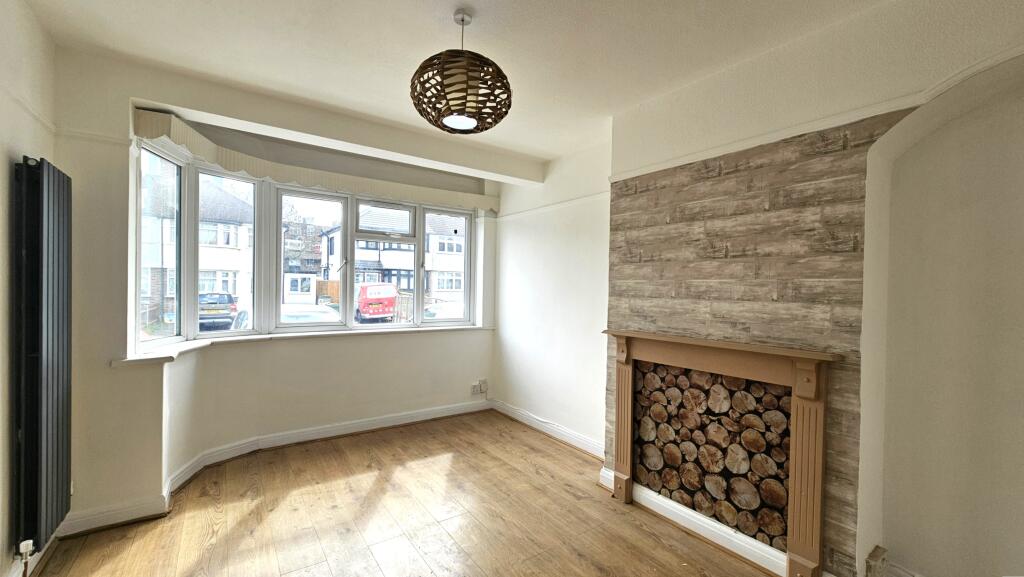 3 bed Mid Terraced House for rent in Carshalton. From Belvoir Sales - Sutton 3 bed Mid Terraced House for rent in Carshalton. From Belvoir Sales - Sutton