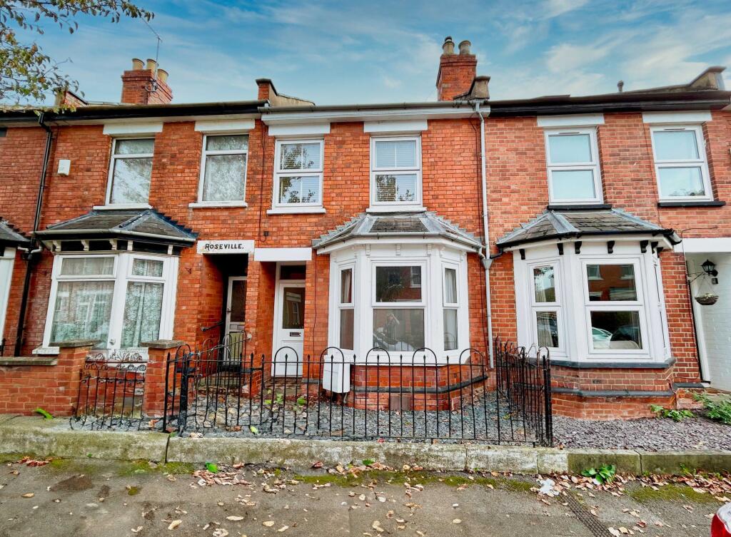 3 bed Mid Terraced House for rent in Swindon. From Belvoir - Cheltenham 3 bed Mid Terraced House for rent in Swindon. From Belvoir - Cheltenham
