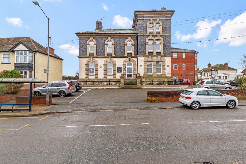 2 bed Penthouse for rent in Warwick. From Belvoir - Leamington Spa