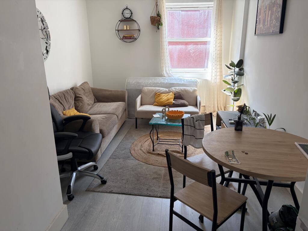 1 bed 1st Floor Flat for rent in Southend-on-Sea. From Berns & Co - West Hampstead