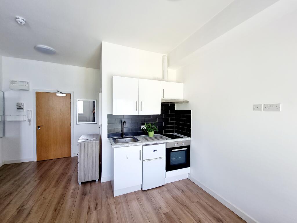 4 bed Studio for rent in Ilford. From Berns & Co - West Hampstead 4 bed Studio for rent in Ilford. From Berns & Co - West Hampstead