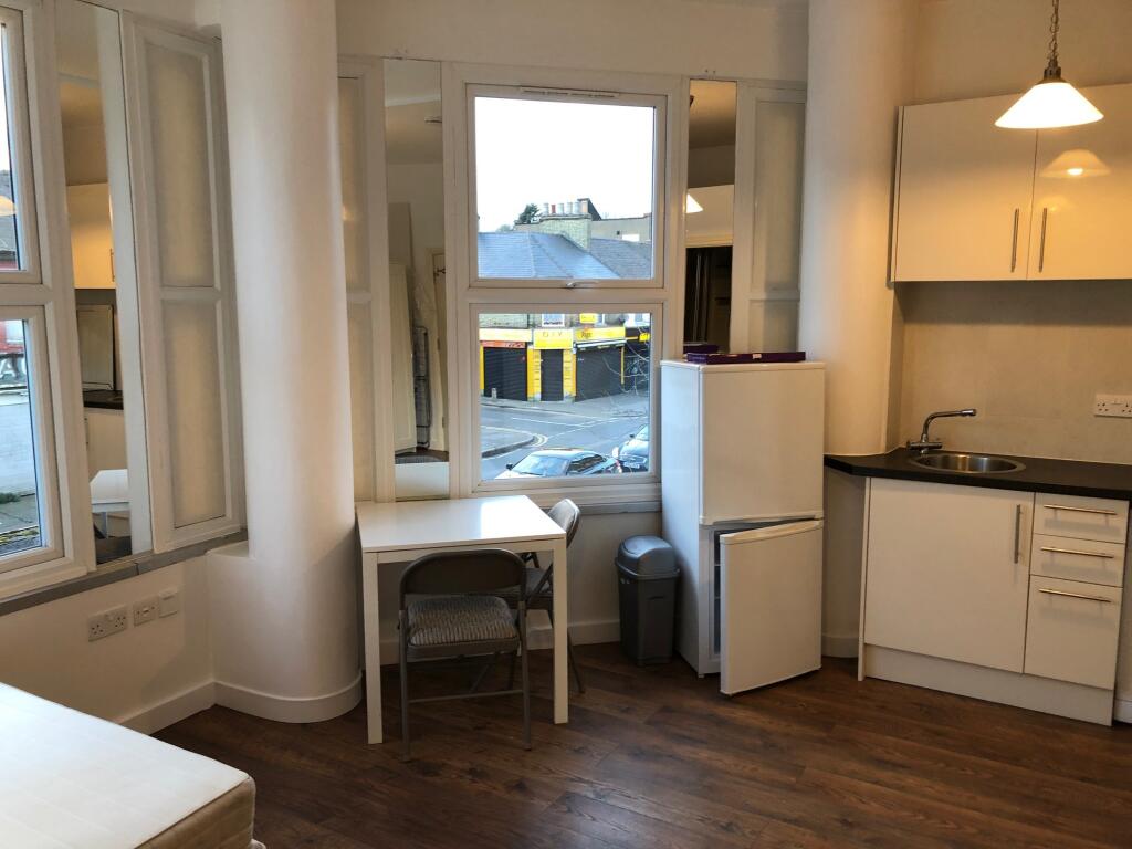 4 bed Studio for rent in Hendon. From Berns & Co - West Hampstead