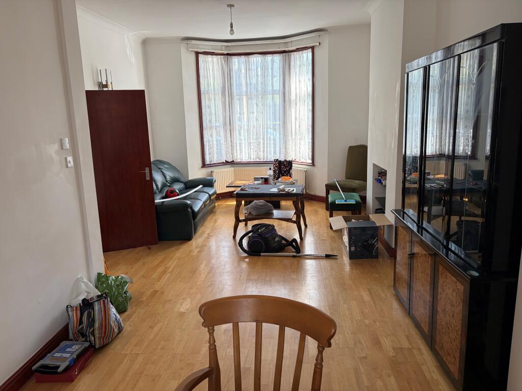 4 bed Mid Terraced House for rent in Hendon. From Berns & Co - West Hampstead