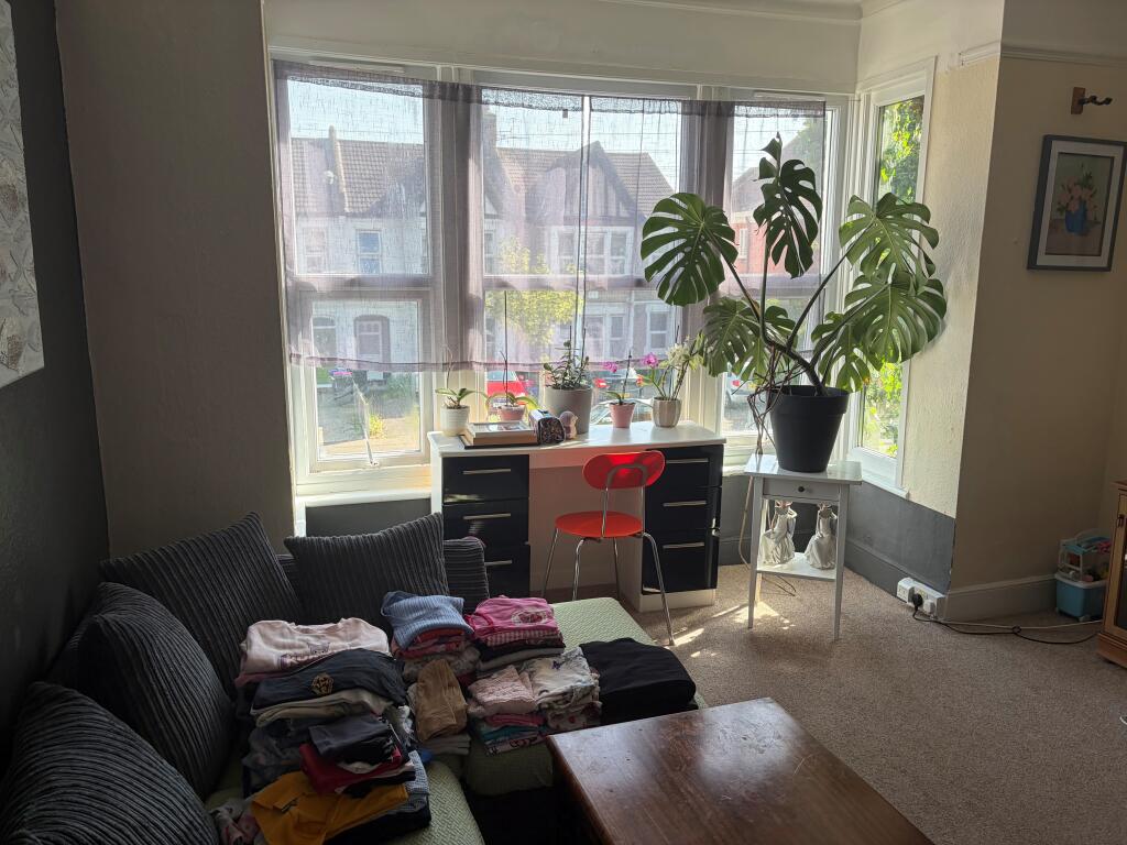 3 bed 1st Floor Flat for rent in Southend-on-Sea. From Berns & Co - West Hampstead