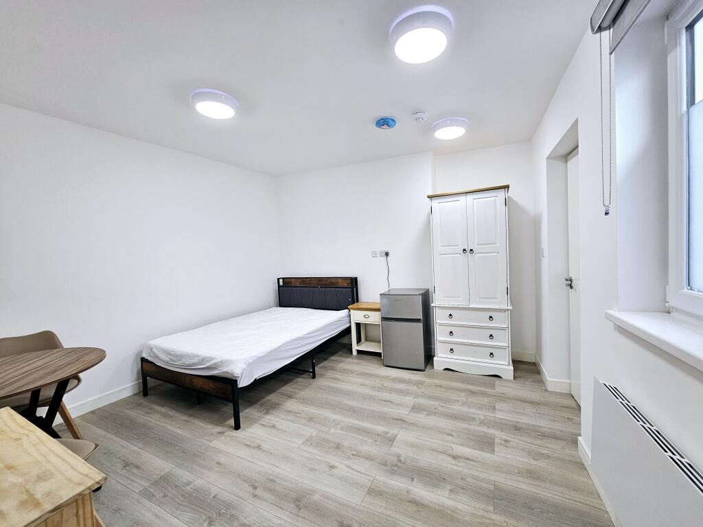 4 bed Studio for rent in Crayford. From Berns & Co - West Hampstead