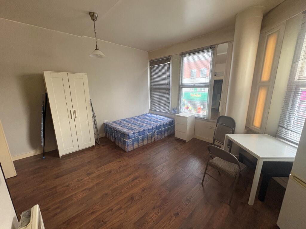 3 bed Studio for rent in Hendon. From Berns & Co - West Hampstead 3 bed Studio for rent in Hendon. From Berns & Co - West Hampstead