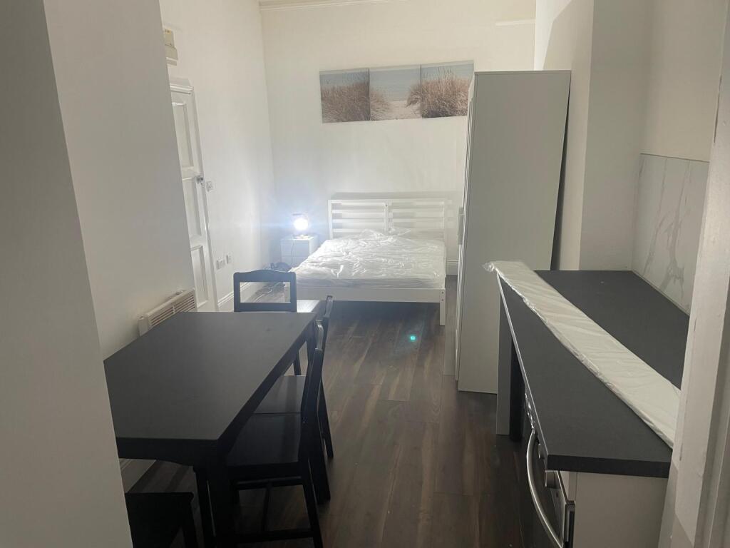 4 bed Studio for rent in Acton. From Berns & Co - West Hampstead