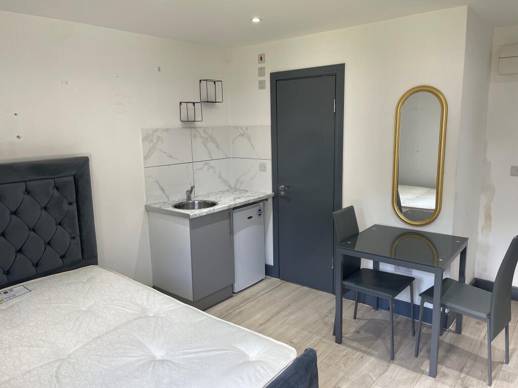 4 bed Studio for rent in Surbiton. From Berns & Co - West Hampstead