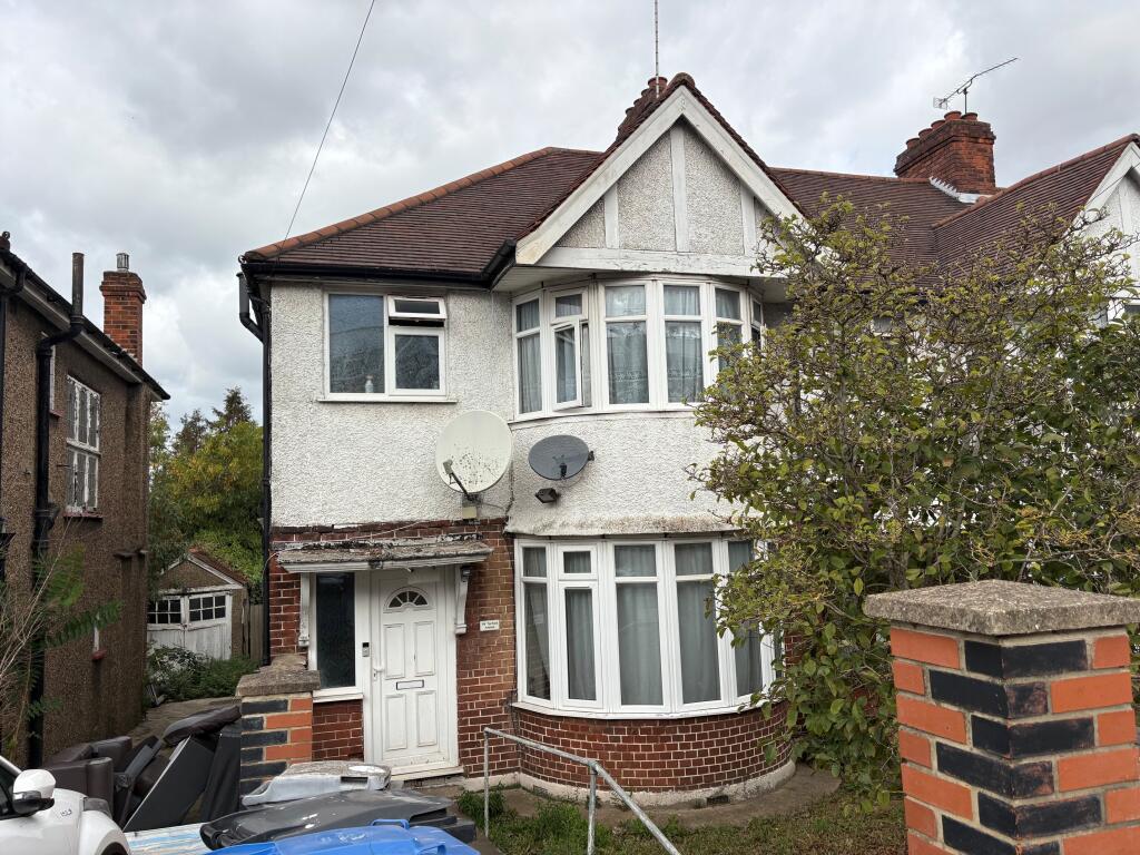 4 bed Studio for rent in Willesden. From Berns & Co - West Hampstead