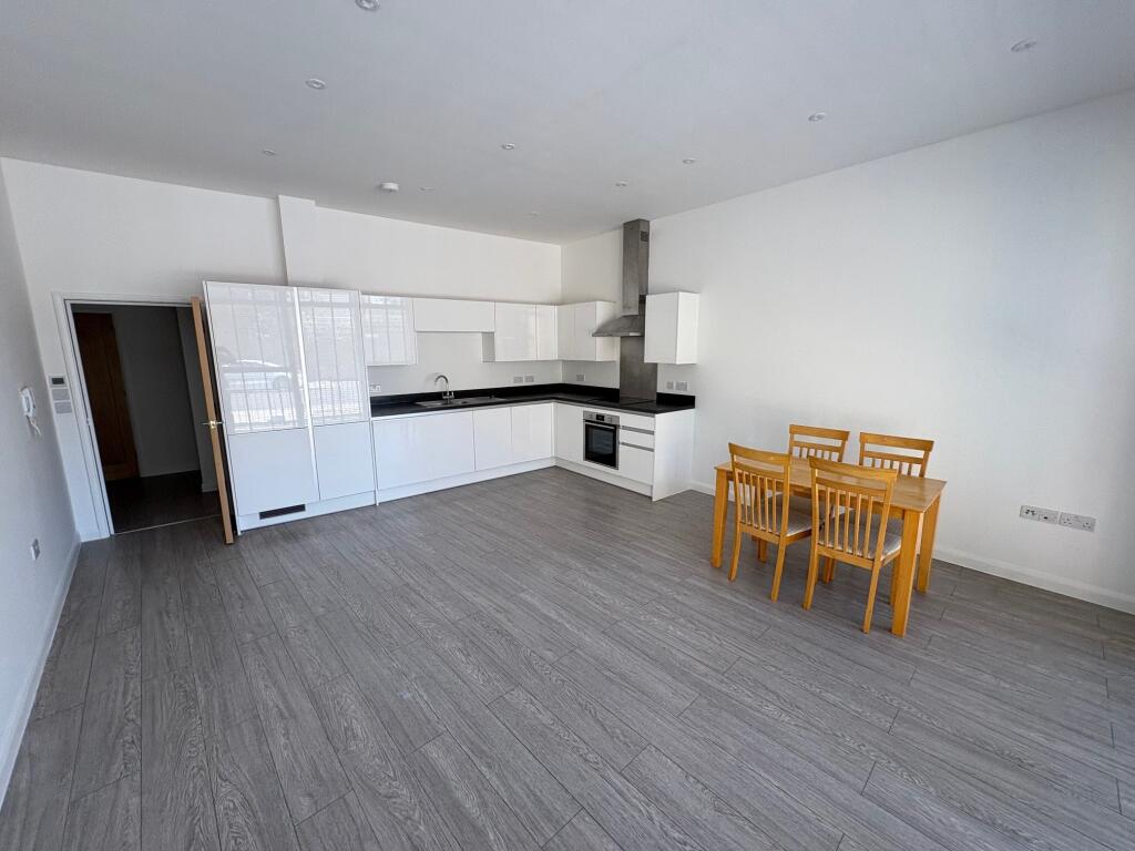 2 bed 1st Floor Flat for rent in Battersea. From Berns & Co - West Hampstead