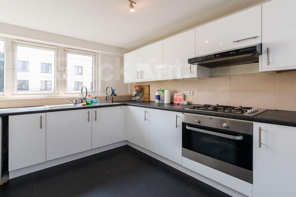 4 bed 1st Floor Flat for rent in Kensington. From Black Katz - Camden