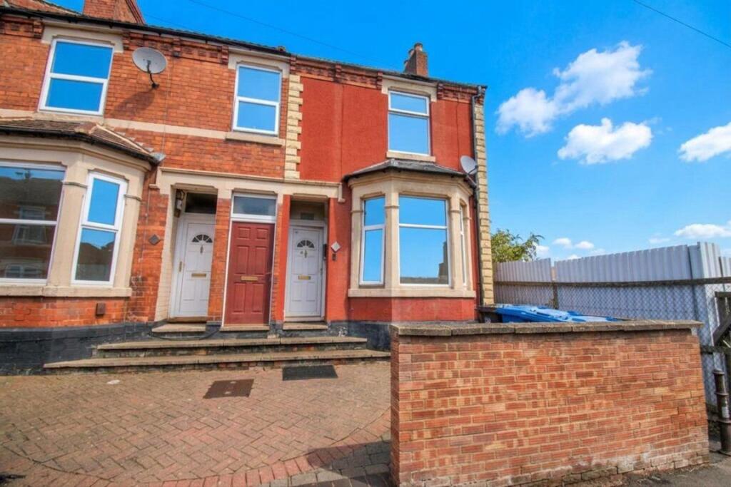 3 bed Mid Terraced House for rent in Kettering. From Cunninghams Estate Agents - Corby