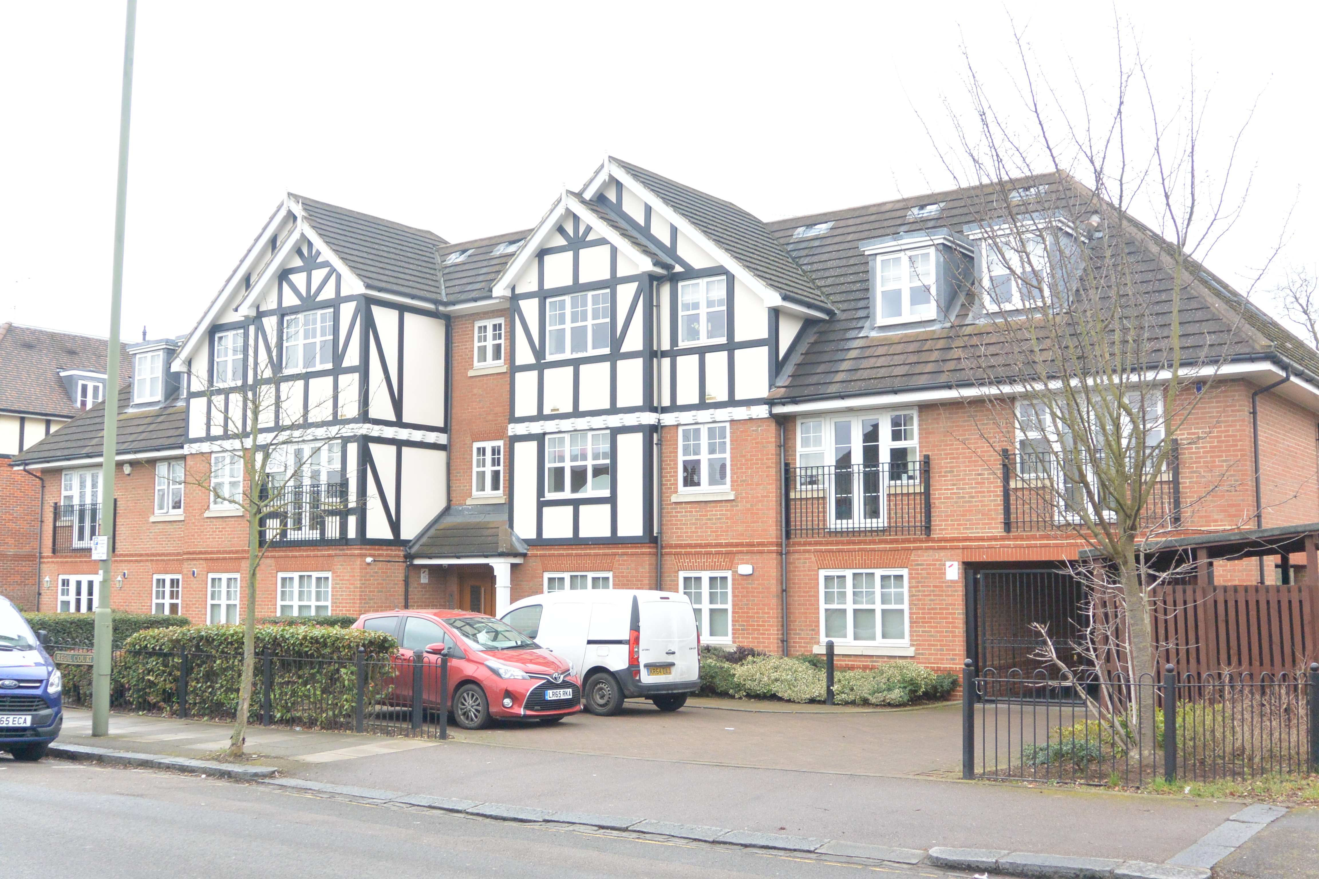 2 bed 1st Floor Flat for rent in London. From Brampton Real Estate