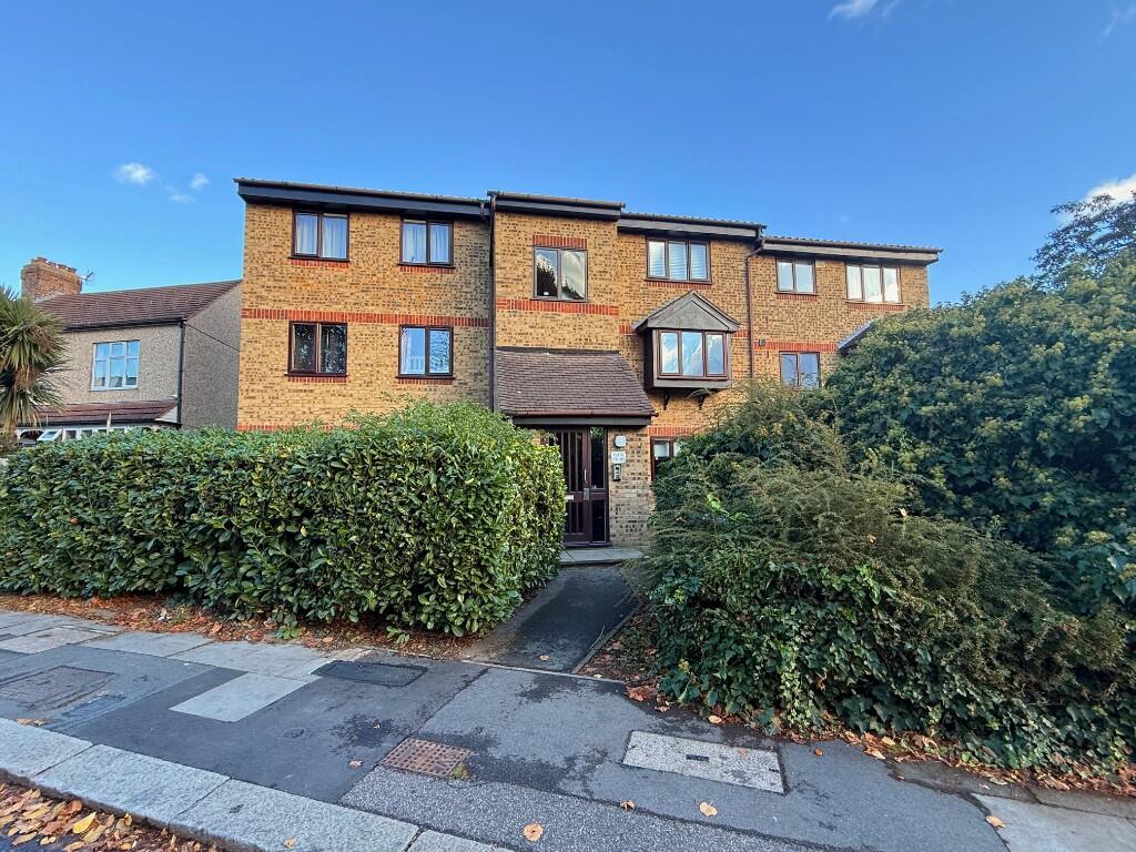 2 bed House (unspecified) for rent in Ilford. From Brian Thomas Estate Agents - Chadwell Heath