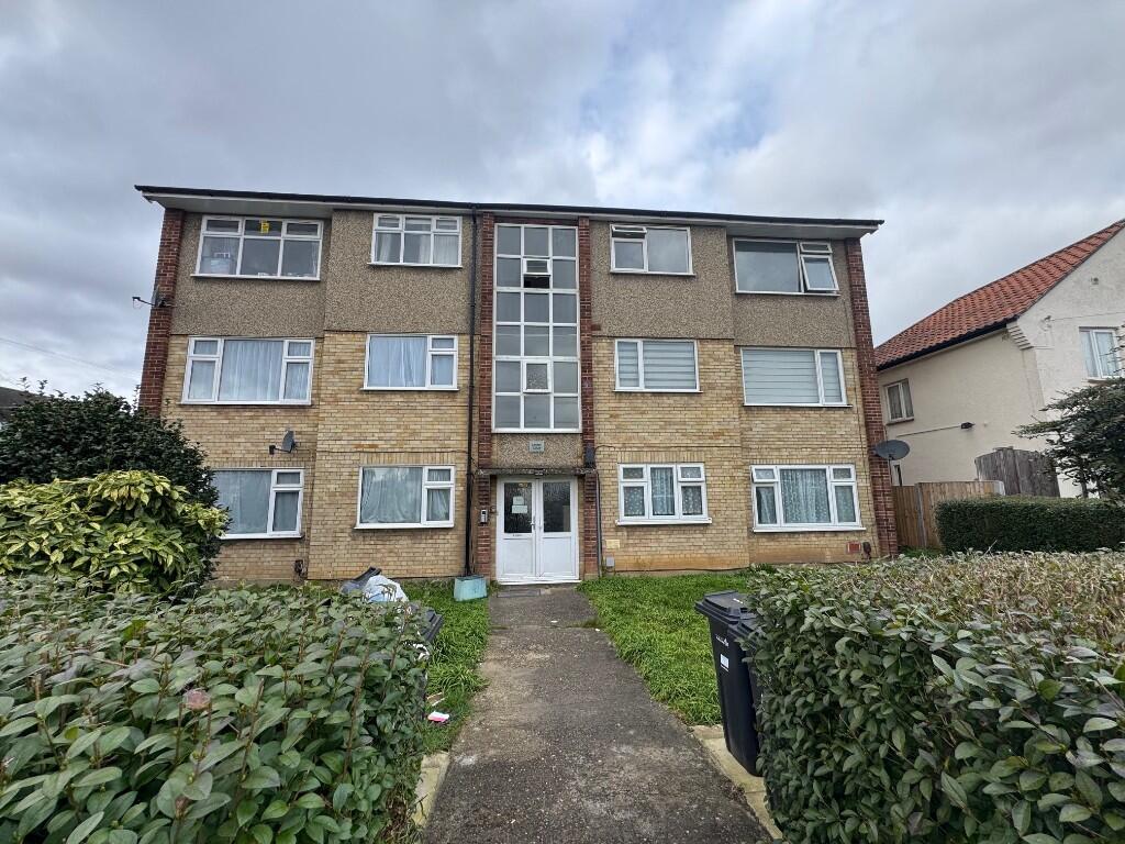 3 bed Apartment for rent in Ilford. From Brian Thomas Estate Agents - Chadwell Heath