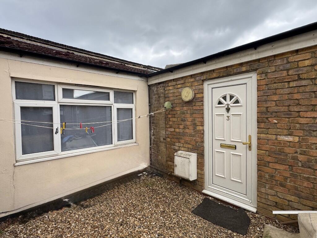 2 bed House (unspecified) for rent in Romford. From Brian Thomas Estate Agents - Chadwell Heath