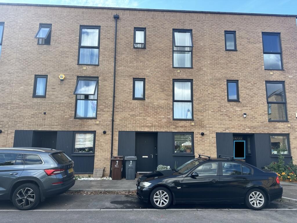 3 bed Mid Terraced House for rent in Dagenham. From Brian Thomas Estate Agents - Chadwell Heath