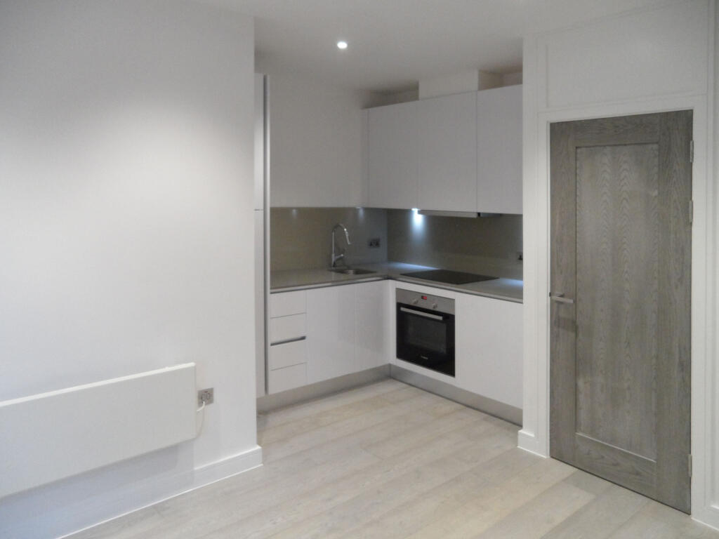 1 bed Mid Terraced House for rent in Slough. From Broadway & West - London