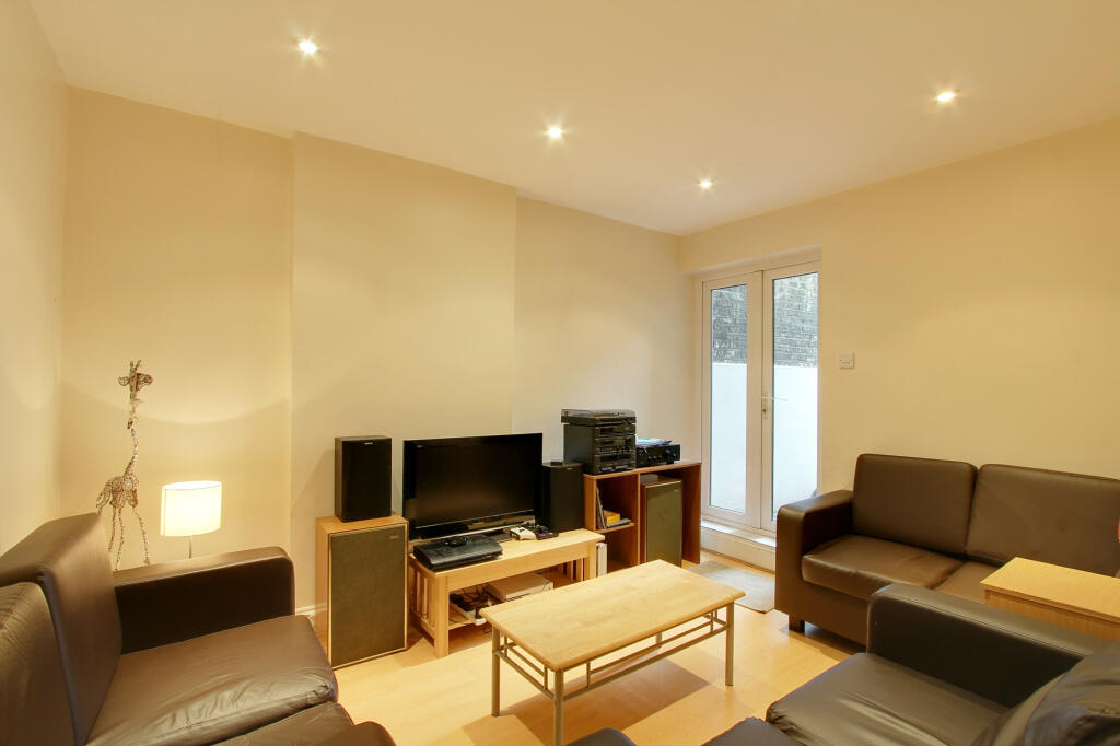 6 bed Mid Terraced House for rent in London. From Broadway & West - London
