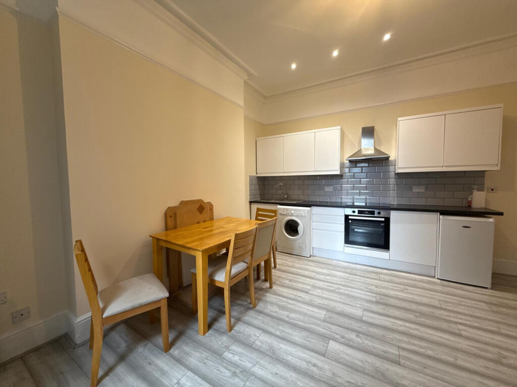 1 bed 1st Floor Flat for rent in London. From Broadway & West - London