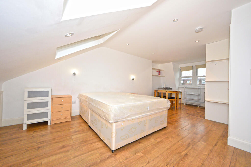 4 bed Mid Terraced House for rent in London. From Broadway & West - London