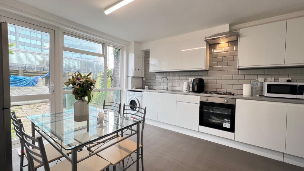 4 bed Mid Terraced House for rent in London. From Broadway & West - London