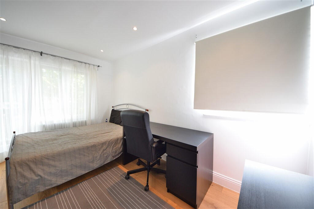 2 bed 1st Floor Flat for rent in London. From Broadway & West - London