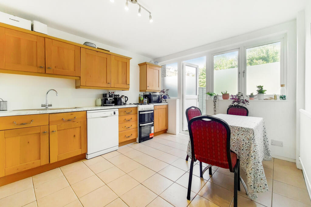 4 bed Mid Terraced House for rent in Hammersmith. From Broadway & West - London