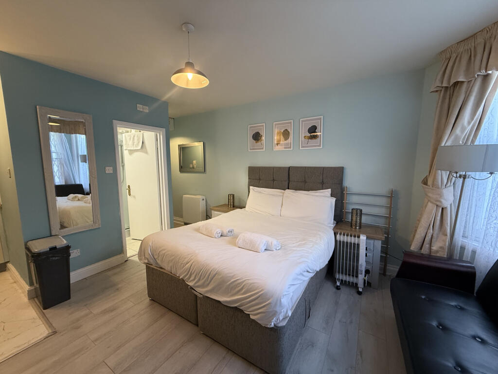 4 bed Mid Terraced House for rent in Hammersmith. From Broadway & West - London