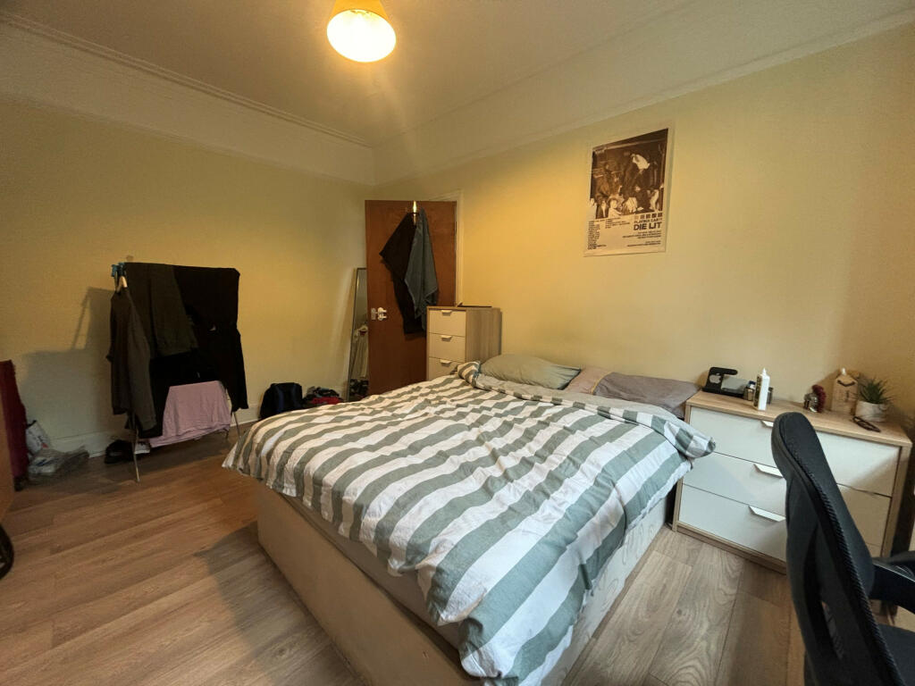 3 bed Mid Terraced House for rent in Hammersmith. From Broadway & West - London