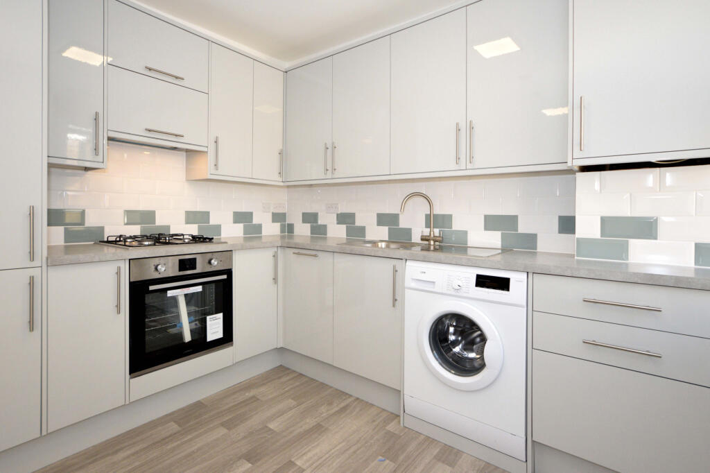 3 bed Mid Terraced House for rent in Hammersmith. From Broadway & West - London 3 bed Mid Terraced House for rent in Hammersmith. From Broadway & West - London