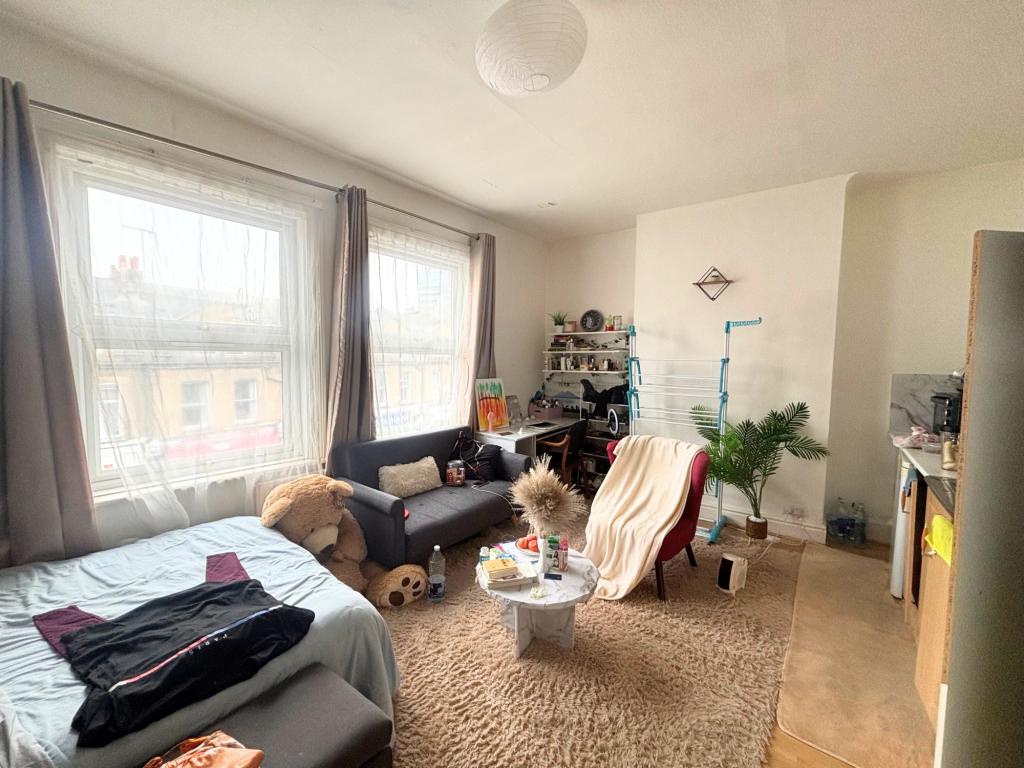 4 bed Mid Terraced House for rent in London. From Broadway & West - London